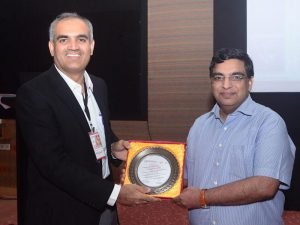 Dr Rajesh Taneja receiving award